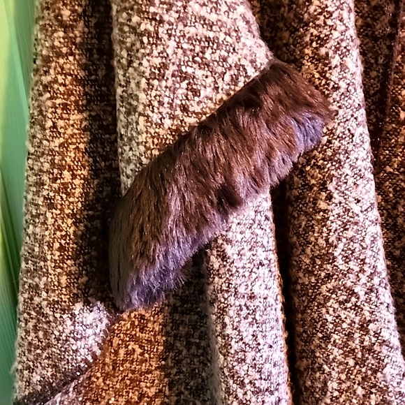 Brown/Cream Cape (One Size) Very Cute - Like New - Warm but Lightweight - Picture 4 of 8